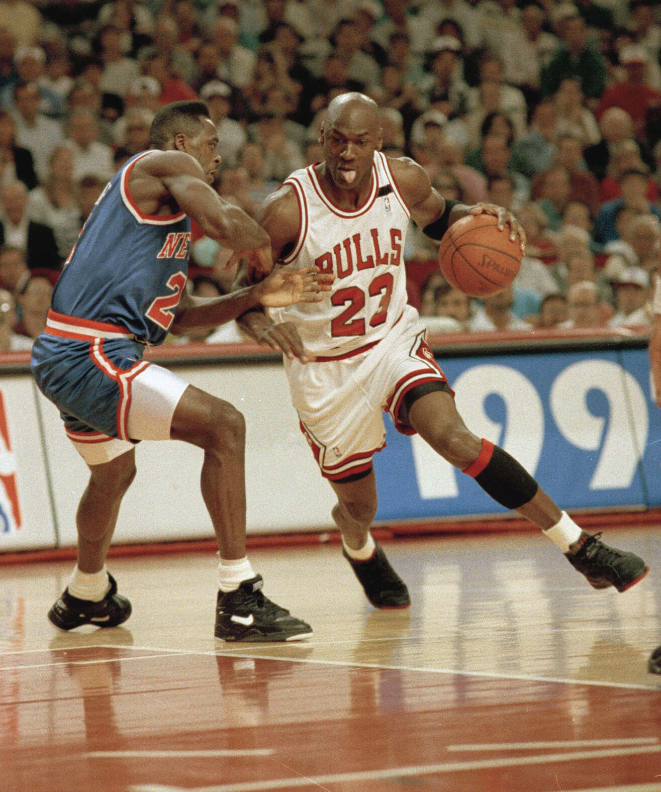 1992: Michael Jordan wins his sixth straight NBA scoring title